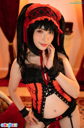 Haruka Suzuno lowers her panties and shows off nice ass in stockings