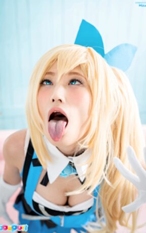 Mizuki raises short skirt on couch and shows her pussy