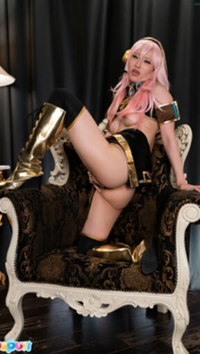 Mizuki in gold boots spread her legs on chair and masturbating