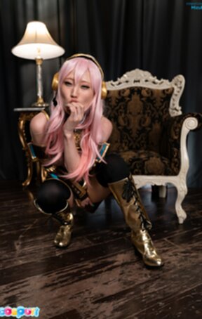 Mizuki in gold boots spread her legs on chair and masturbating