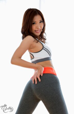 Rin Miura lowering jeans and panties and showing her ass