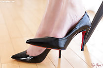 Office lady Ryu Enami strips high heels and plays with bare feet