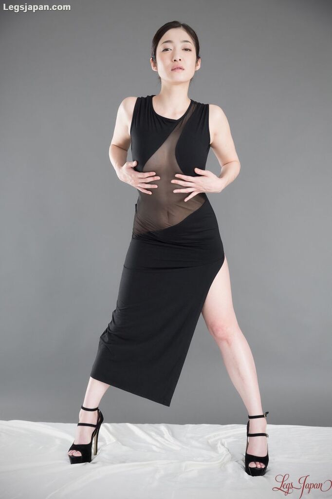 Enami ryu in black evening dress wearing high heels