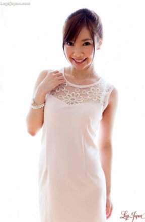 Yoshida Mio in white dress slipping off her high heels