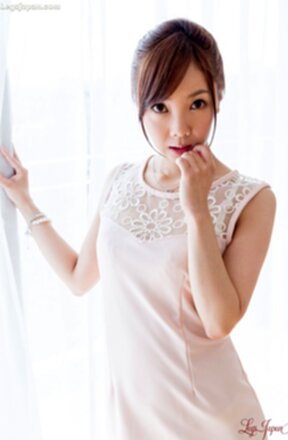 Yoshida Mio in white dress slipping off her high heels